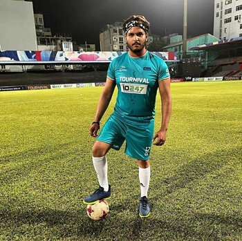 मालदीप में राघव नय्यर ने आफताब शिवदासानी के साथ मिलकर खेला फुटबॉल मैच
