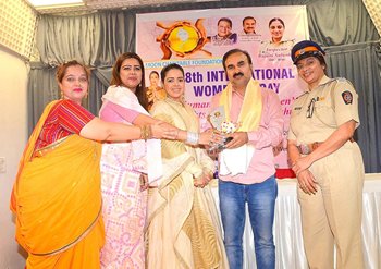 Anushkaa Daas of Moon Charitable Foundation celebrate the Women’s day Presence of Anup Jalota – Dilip Sen – Inspector Rajani Salunkhe – Vinod Mishra