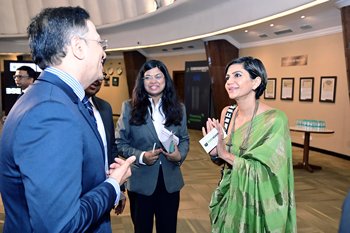 अभिनेत्री मंदिरा बेदी ने बीएसई, मुंबई में क्यूब हाईवेज InvIT के लिस्टिंग समारोह को होस्ट किया