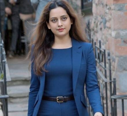 Fashıon Desıgner Sanaa Khan   Promotıng Hand Craft Indıan Hand Embroidery Work On Global Platform