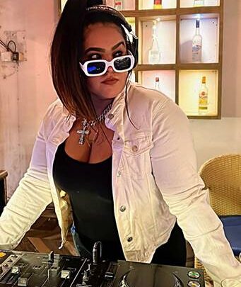 Dj Chaahat  Is A Professionally Trained Dj And Has Earned A Diploma In Djing