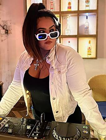 Dj Chaahat  Is A Professionally Trained Dj And Has Earned A Diploma In Djing