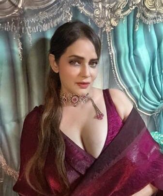 Poonam Jhawer Spotted At Mumbai Airport, Dressed In A Glamorous Outfit Flaunting A Fit Body And Exuding Unshakable Confidence