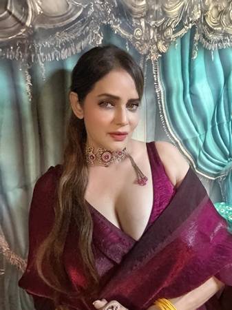 Poonam Jhawer Spotted At Mumbai Airport, Dressed In A Glamorous Outfit Flaunting A Fit Body And Exuding Unshakable Confidence