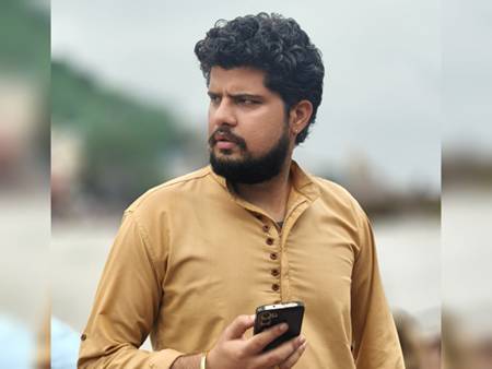 जानिए – कौन है फ़िल्म निर्माता दीपक सारस्वत? जो त्योहारों पर लाखों रुपए गरीबों में बांट देते हैं l