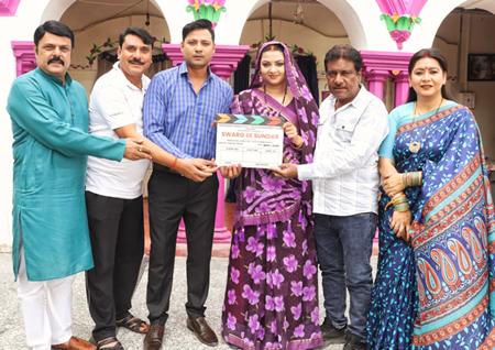 विजय यादव के निर्देशन में भोजपुरी फिल्म ‘स्वर्ग से सुंदर’ की शूटिंग शुरू हुई भदोही में