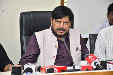 मोशी दुर्घटनेतील जखमींच्या मदतीसाठी धावले केंद्रीय मंत्री रामदास आठवले; संघमित्रा गायकवाड यांनी केले जननेतृत्वाचे कौतुक, महिला सक्षमीकरणासाठी शासनाच्या योजनांचा लाभ देण्याची केली मागणी