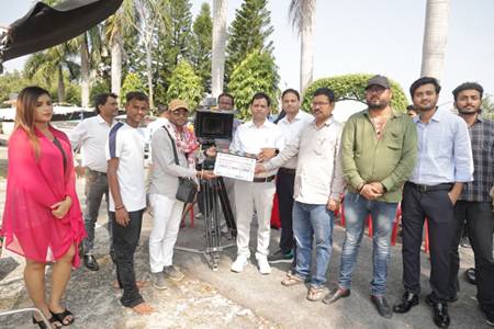 निर्देशक आर के शुक्ला की भोजपुरी फिल्म दर्पण झूठ ना बोले की शूटिंग बस्ती में शुरू, पूर्व  मंत्री राज किशोर सिंह ने किया मुहूर्त !